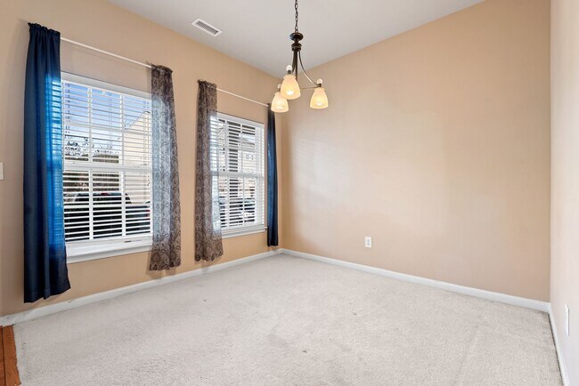 Foto del edificio - Two Bedroom Durham Townhouse: Available August 7th