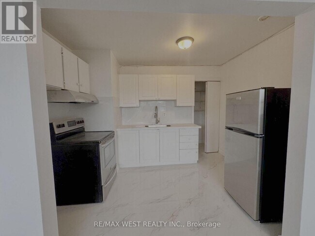 Photo du bâtiment - 1687 St Clair Ave W