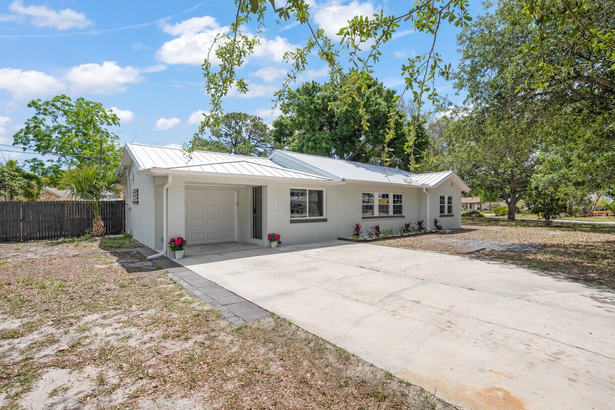 Foto principal - 693 Orange Blossom Dr