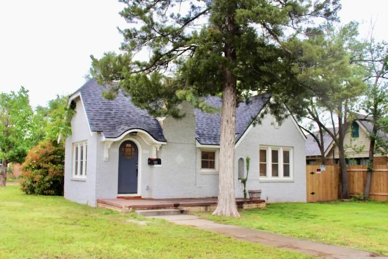 Primary Photo - 928 Crockett St