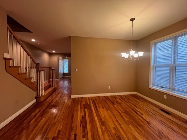 Building Photo - Beautiful 3 Bedroom Townhouse in South Col...