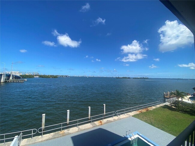 Foto del edificio - 7899 NE Bayshore Ct