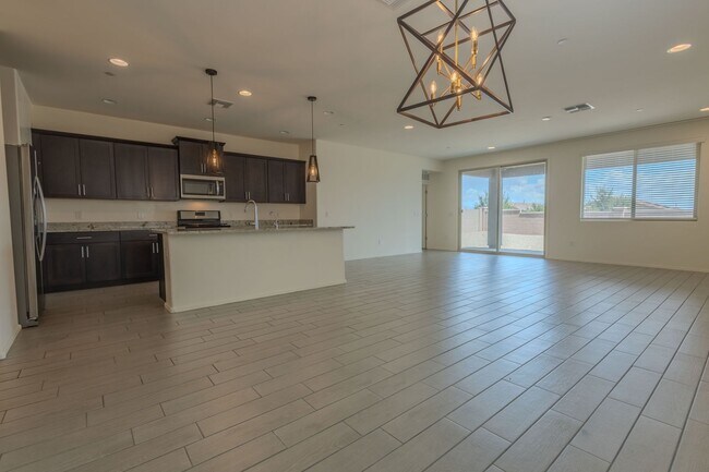 Building Photo - 5 Bedroom 3.5 Bathroom
