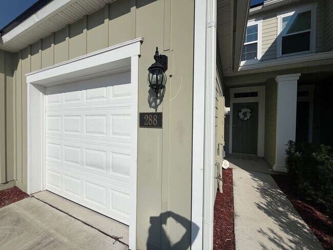 Foto del edificio - Town Home in The Trails -2 Primary Suites!!