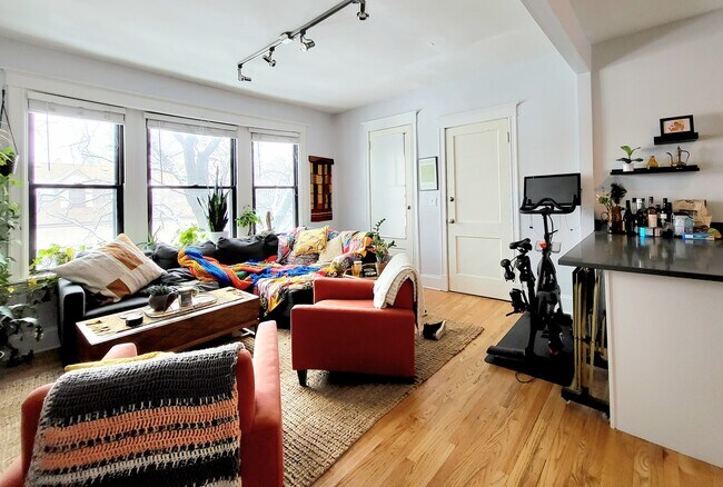 Foto del edificio - 3143 W Wellington Ave