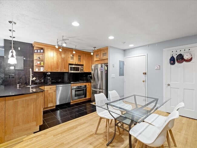 Building Photo - 407 Marlborough St