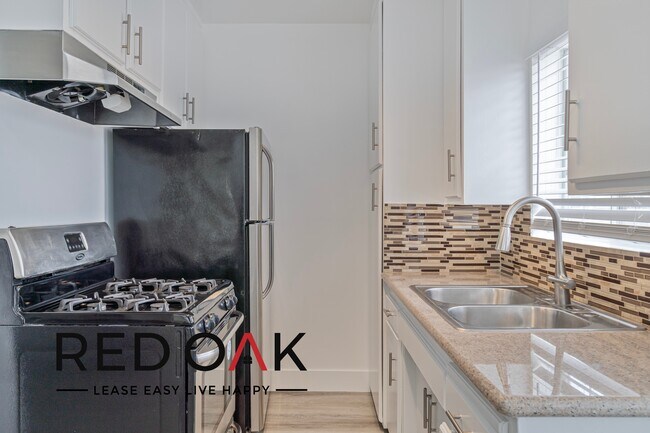Building Photo - Spacious Two Bedroom with Stunning Hardwoo...