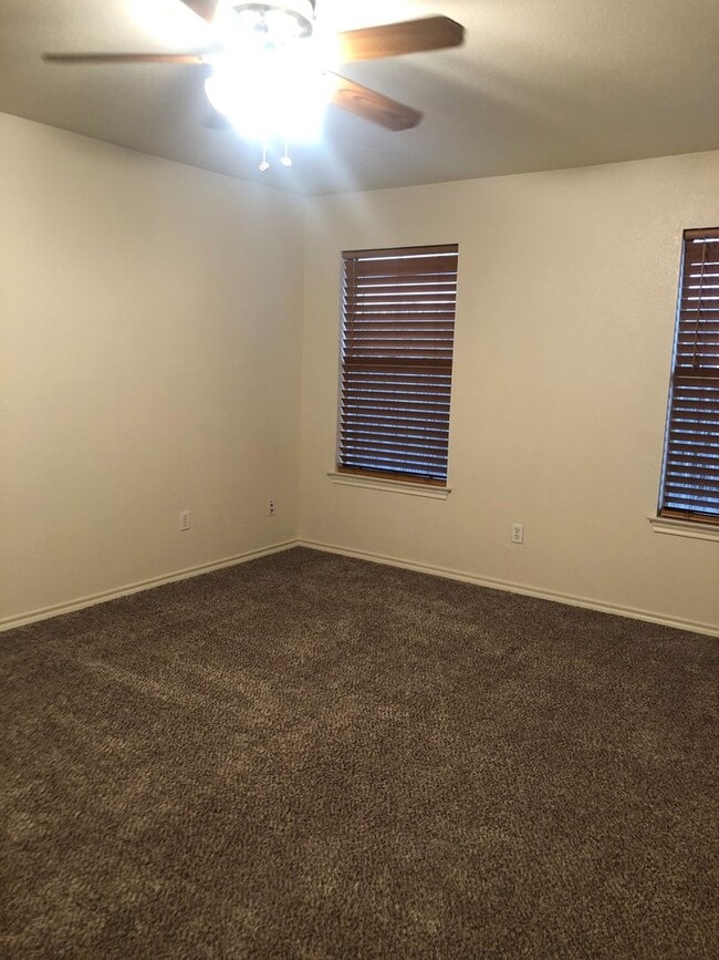 Foto del edificio - Coming Soon!!! One bedroom/attached garage...