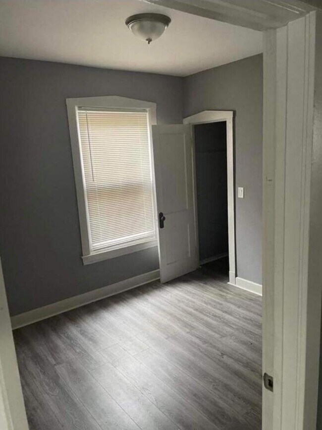 Foto del edificio - 1439 N LeClaire Ave