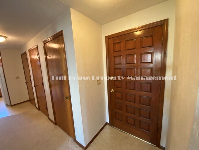 Building Photo - 3 br, 1 bath House - 3665 Plumtree Dr.