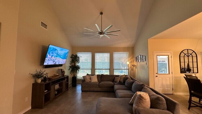 Building Photo - 123 Majestic Palm Dr