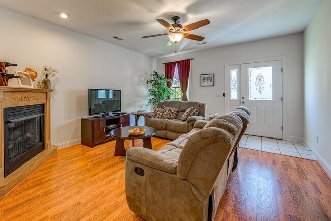 Building Photo - 2682 Blossom Trail | 3 Bed 2.5 Bath | 08/0...