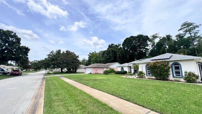Foto del edificio - Charming 3BR Home with Solar Panels & Larg...