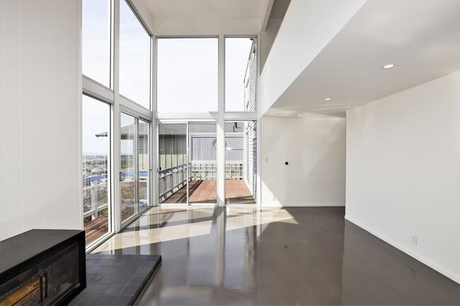 Building Photo - Stunning Mid-Century Modern 3 Bed/ 2 Bath ...