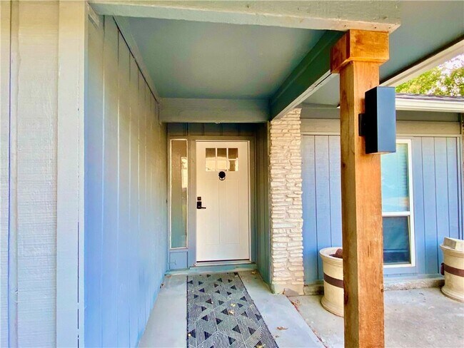 Foto del edificio - 7302 Shadywood Dr