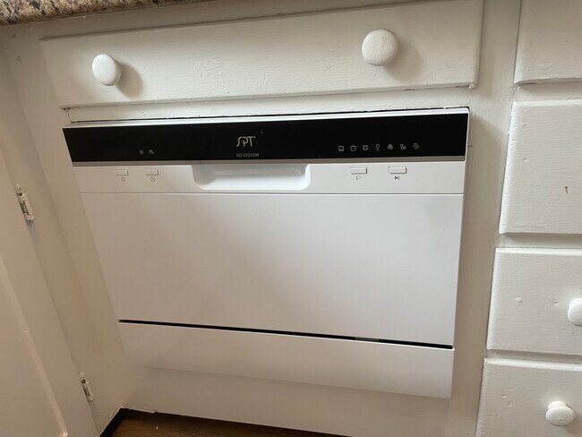 Dishwasher - 92 Bank St