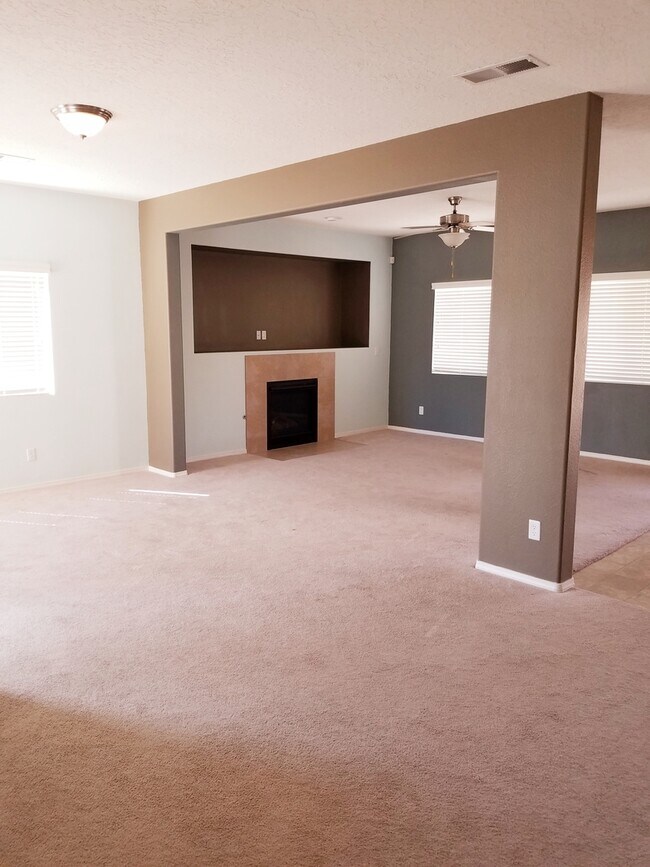 Building Photo - Lovely 2900 sq ft 4 bedroom 3 1/2 bath hom...
