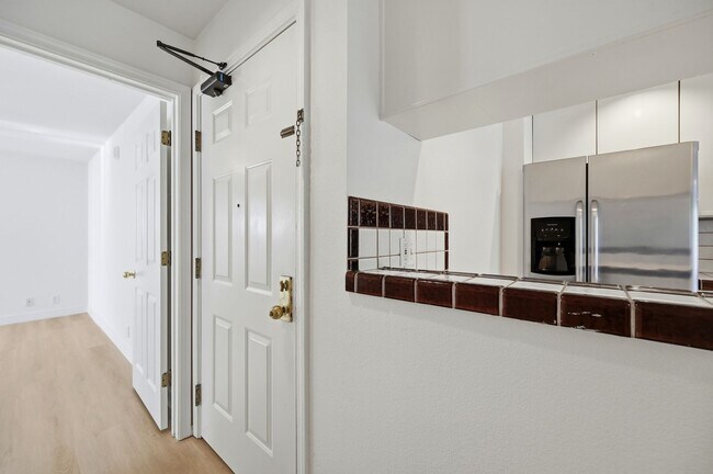 Building Photo - Hip Condo Apt. in the Mission+ Great Walkability+ Laundry in the building!