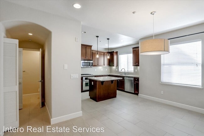 Building Photo - 2 br, 2.5 bath House - 1922 Hillebrant Place
