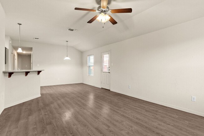 Foto del edificio - 5703 Rustler Dr