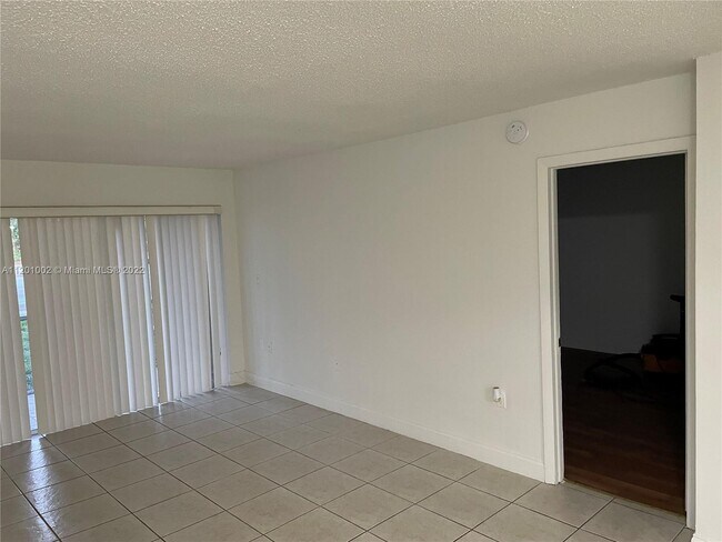 Foto del edificio - 4205 N University Dr