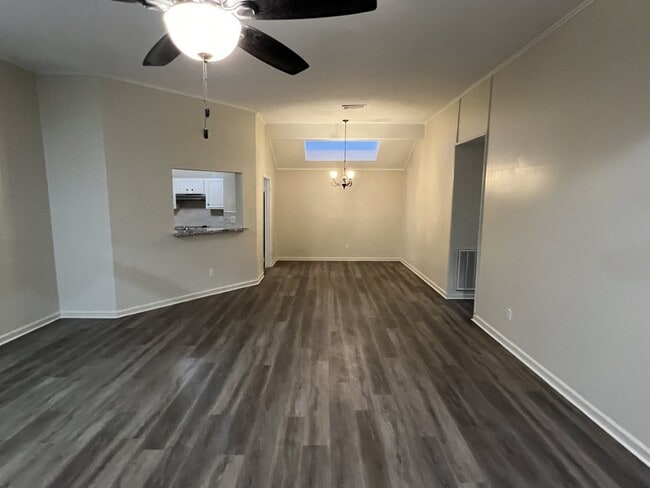 Foto del edificio - 1635 Ainsdale Dr