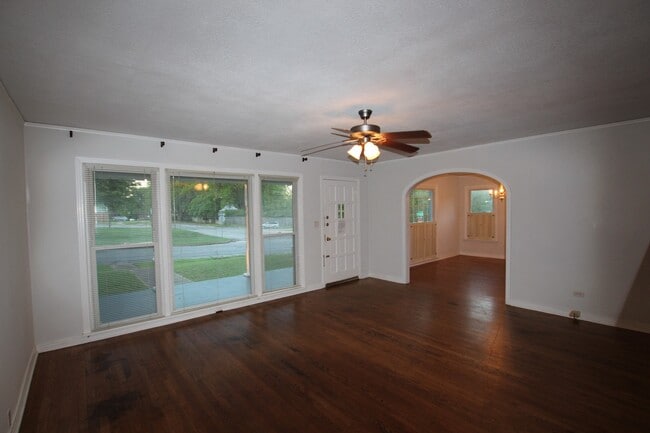 Foto del edificio - Available-Adorable Large 3 bedroom Home ne...