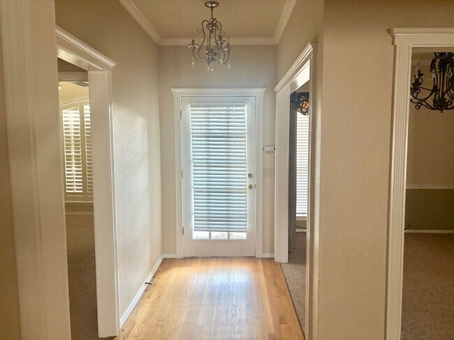 Foto del edificio - Beautiful 4 bedroom ranch style home in wonderful location off 101st between Memorial and Mingo