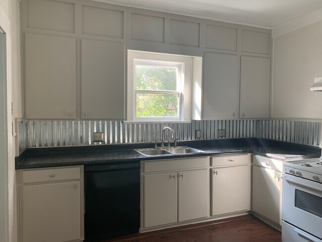 Building Photo - 608 S Fredonia St