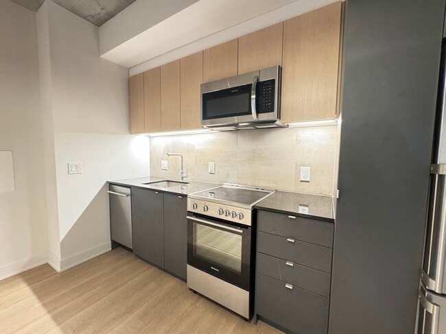 Building Photo - 2114 Rue Sainte-Catherine E