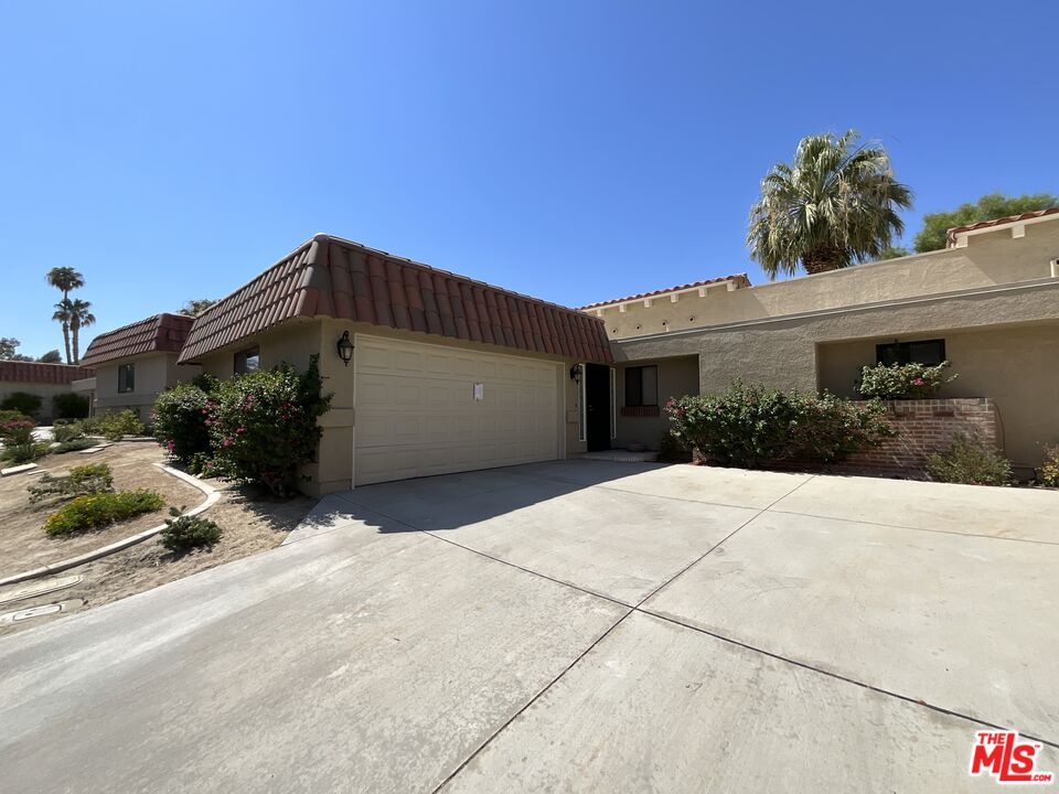 Primary Photo - 40588 Pebble Beach Cir