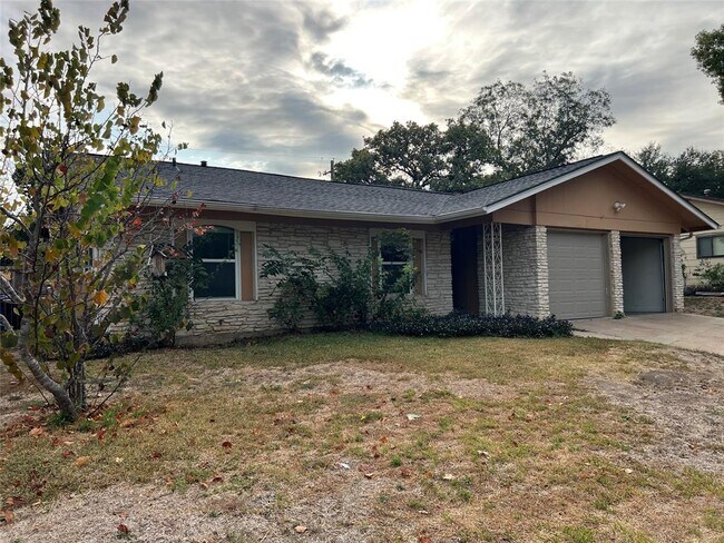 Building Photo - 903 Riddlewood Dr