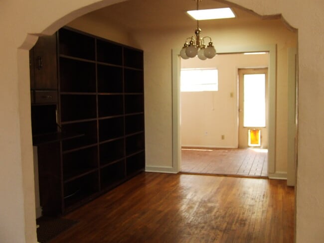 Building Photo - 412 E Baltimore Dr