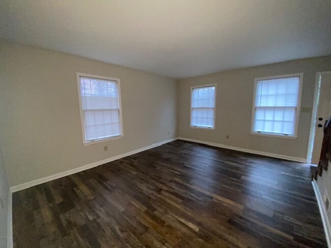 Building Photo - 2 Bedroom 1.5 Bath Townhouse