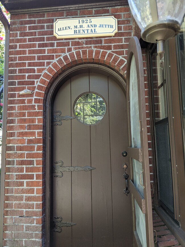 Entrada - 221 NW 28th St