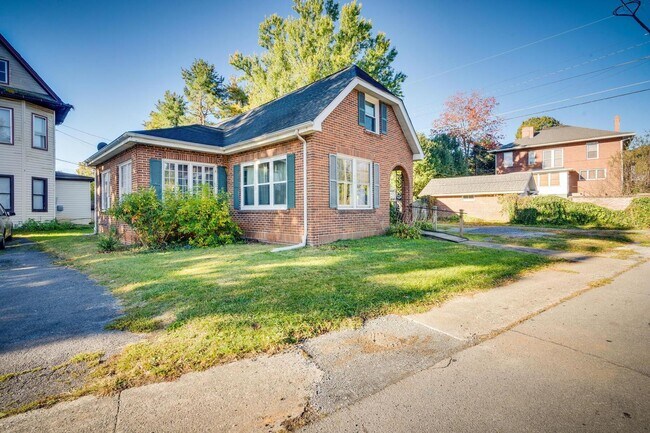 Foto del edificio - Charming 3 bed 2 Bath | Sunroom + Garage + Patio | Summer Special !