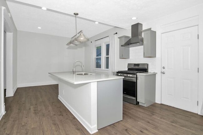 Building Photo - Classic Remodeled Townhome in Windsor Park
