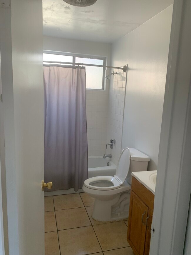 Baño con ducha y bañera - 4211 11th St