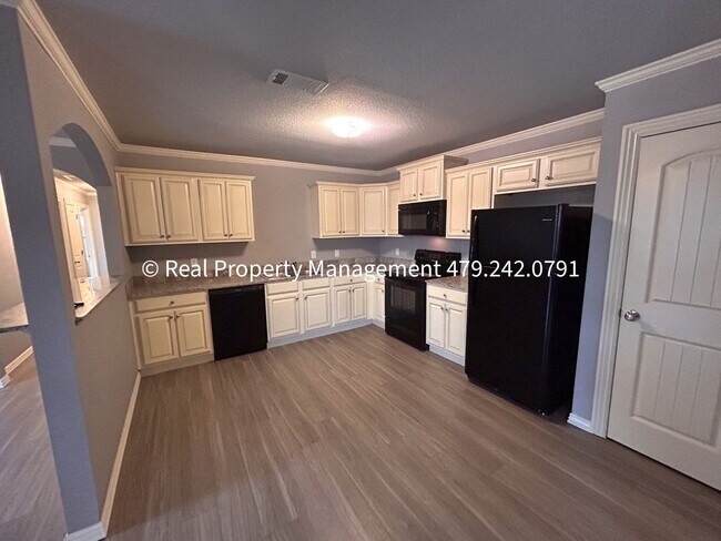 Foto del edificio - MOVE IN SPECIAL - HALF OFF MOVE IN RENT! B...