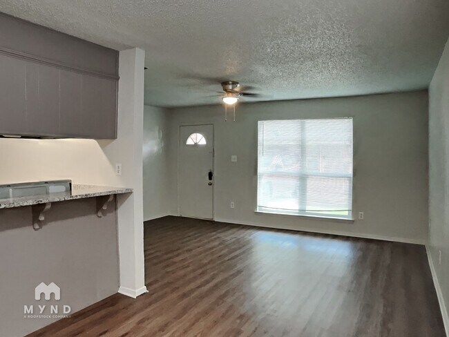 Building Photo - 1303 1/2 Berry Dr Apt A