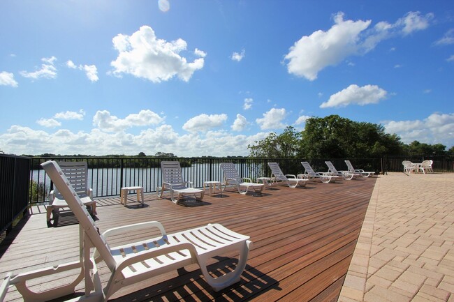 Foto del edificio - 1/1 Top Floor Condo in Gated Lakefront Com...