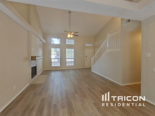 Building Photo - 837 Globe Ave