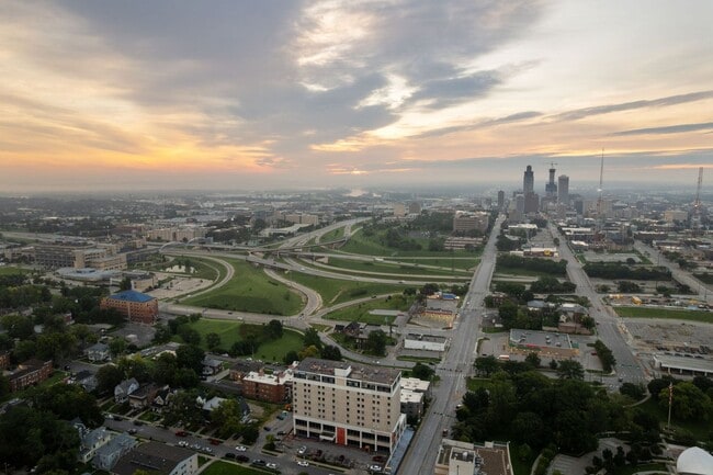 Foto del edificio - Breathtaking downtown East-facing, penthouse condo - FURNISHED!