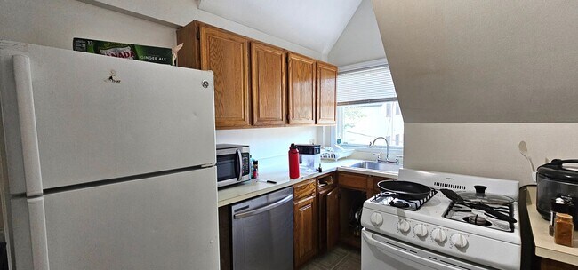 Foto del edificio - Room Rentals! Cleveland Circle 4-Bed by th...
