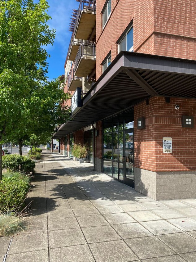 Primary Photo - 1127 Broadway St NE