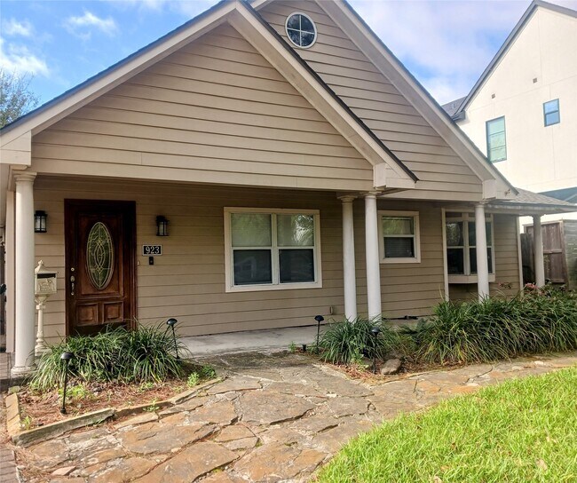 Building Photo - 923 W 41st St