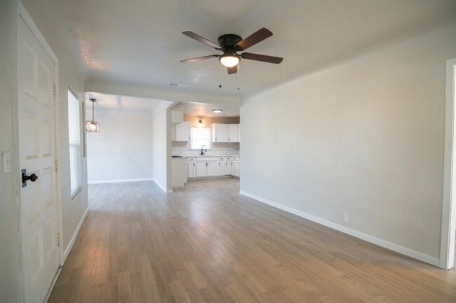 Foto del edificio - Dinuba House For Rent