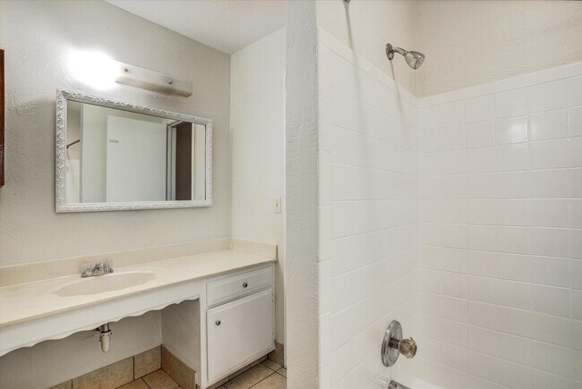 Building Photo - Spacious 3 bedroom Townhome