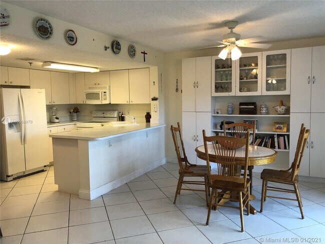 Foto del edificio - 9470 Tangerine Pl