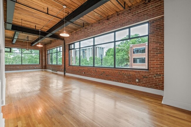 Building Photo - Great Location in South End!
